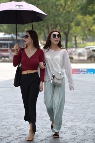 带着墨镜的俩姐妹