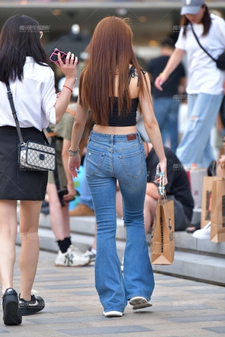 ★黑吊带牛仔裤美女