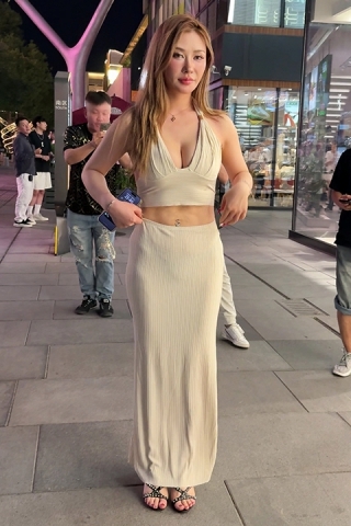 夜拍米色包臀裙美女（视频版）