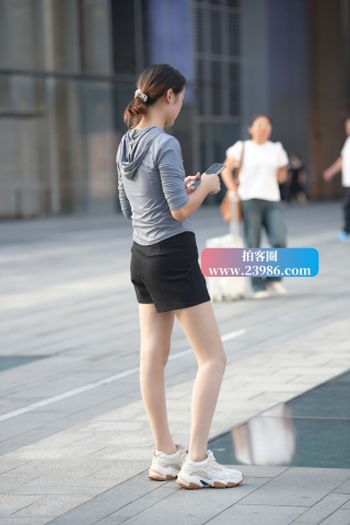 抓拍母爱满满的气质美女辣妈~