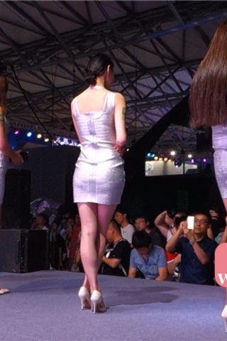 查看完整内容：舞台后方拍摄美腿性感模特（视频版） - 共3张图片