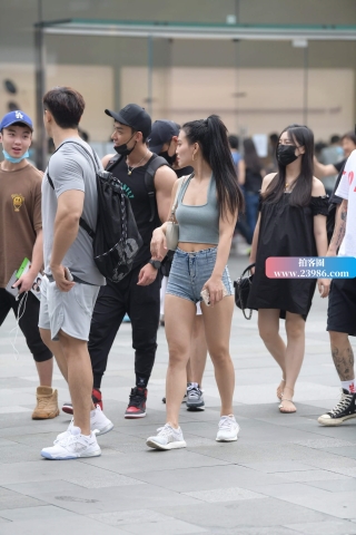 街拍性感热牛美女