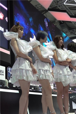 查看完整内容：4K超清 2018CJ 舞台上的白裙高跟showgirl美眉 [684 MB]（视频版） - 共10张图片