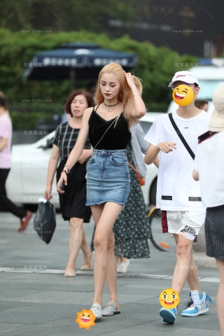 街拍牛仔裙美女