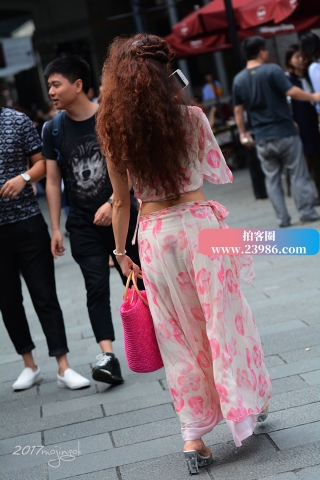 咔喳赛6 熟女长裙配T裤