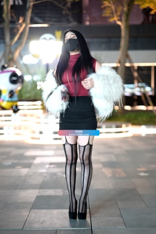 时髦美女2分37秒  [2.26 GB]（视频版）