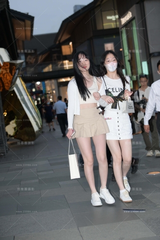 白嫩美腿姐妹逛街~
