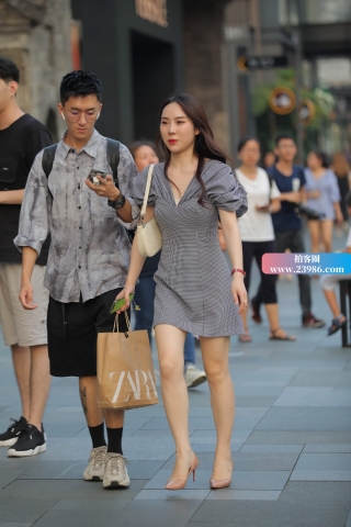 街拍灰色裙米色高跟靓妹