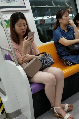 4K - 街拍粉色T恤便利贴女孩 [870 MB/MP4]（视频版）