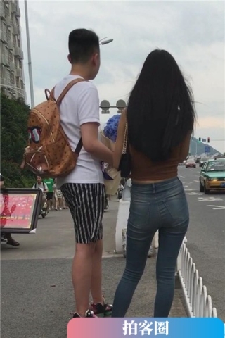 查看完整内容：紧身蓝牛宽臀妹子跟小男友路边等车  [937 MB]（视频版） - 共8张图片