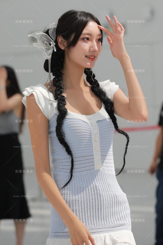 【玻璃街拍】长腿短裙小妹