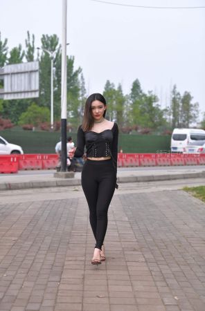 查看完整内容：紧身黑裤性感美女 - 共21张图片