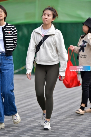 ★闺蜜逛街紧身裤美女