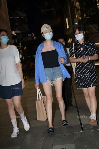 跟闺蜜逛街的可爱女孩