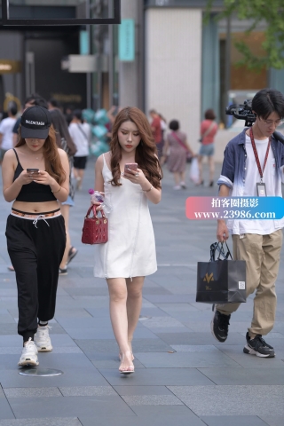 街拍吊带裙波浪卷发美女