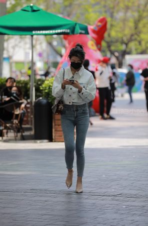 查看完整内容：初秋凉意~紧牛美女 - 共21张图片