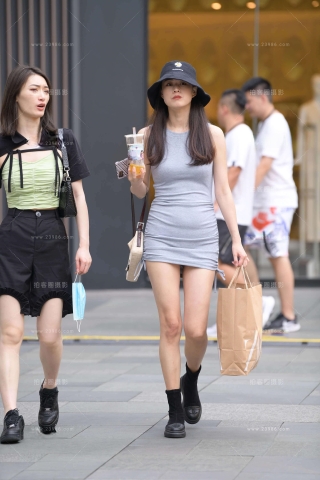 街拍灰色短裙靓女