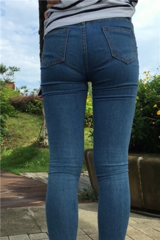 查看完整内容：超紧牛仔裤美女公园摆拍 [1.08 GB]（视频版） - 共12张图片