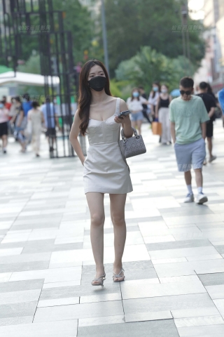 街拍美腿白皙美女