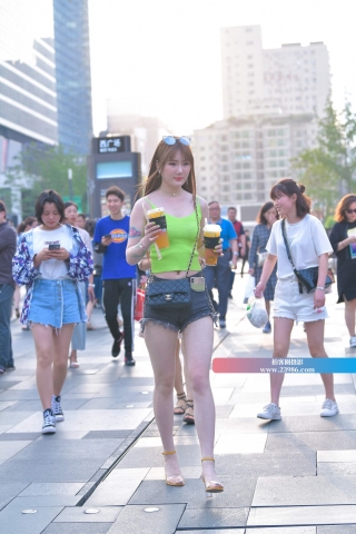 街拍热裤长发性感美女