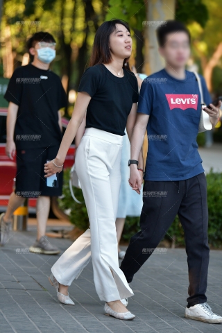 ★开朗白裤美女