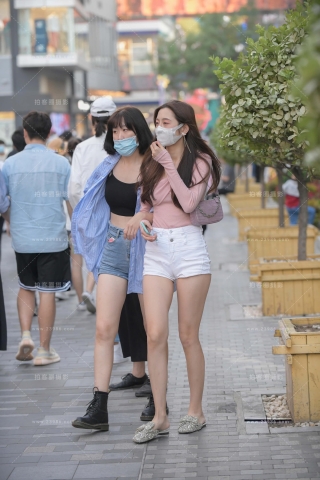 街拍白热裤小妹跟闺蜜