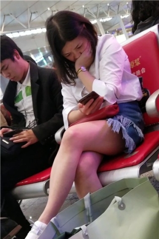 查看完整内容：4k超清，性感的白皙美腿美女，撑着腮玩手机真入迷。（视频版） - 共8张图片