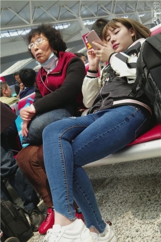 查看完整内容：4k-紧身蓝牛美女躺着玩手机（视频版） - 共8张图片