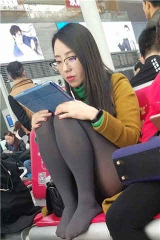 查看完整内容：4k超清，气质黑丝美女这样看平板，坐对面受不了啦（视频版） - 共8张图片