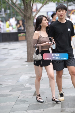 帅小哥的漂亮女友~