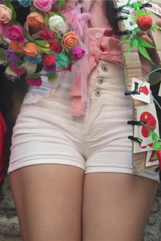 查看完整内容：超长视频，街拍美三角性感美臀卖花女孩 [9.04 GB]（视频版） - 共8张图片