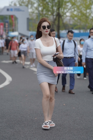 街拍灰色短裙墨镜女