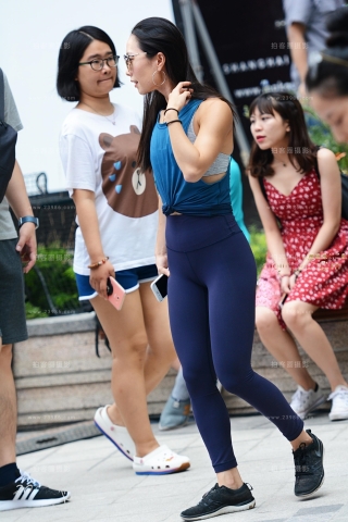 查看完整内容：蓝色瑜伽裤 - 共26张图片