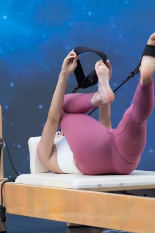 【凯恩赛贴】多才多艺的瑜伽女孩