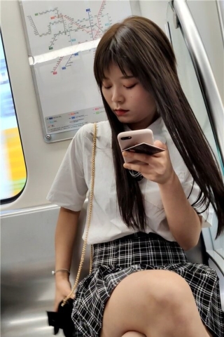 查看完整内容：地铁上的格子短裙美眉 [1.02 GB/mp4]（视频版） - 共6张图片
