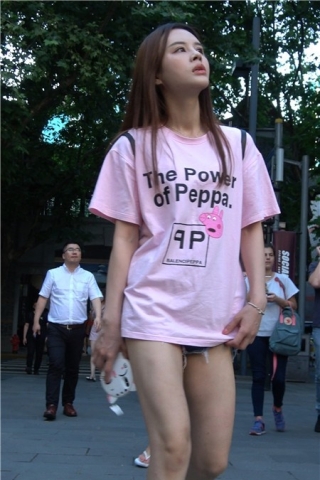 4K超短热裤长款T恤街拍美腿高颜值姐妹 [703 MB]（视频版）