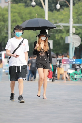 街拍大白腿美眉