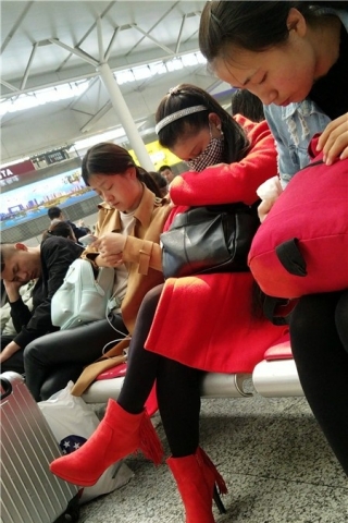 查看完整内容：4k视频，候车室拍摄大红长风衣，极品黑丝袜美腿性感少妇（视频版） - 共10张图片