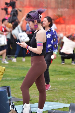 ★韵味黑衫瑜伽裤美女