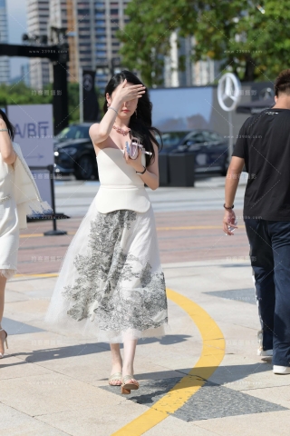 白皙肌肤，大露背长裙女神~