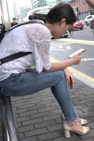 街拍紧身牛仔美眉的凉高跟美足令人垂涎（视频版）