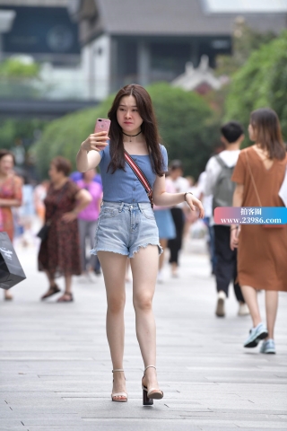 热牛妹子走路也在自拍