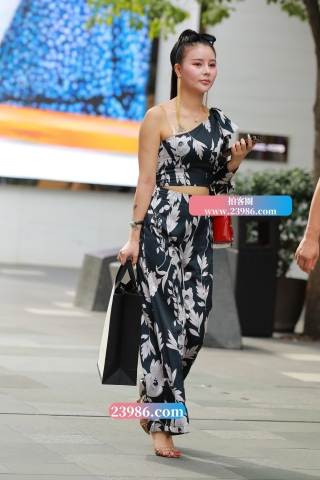 【视觉冲击赛帖】小酒窝，甜美的白富美