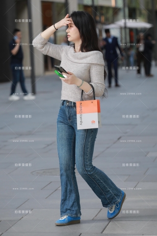 蓝色紧身牛仔裤