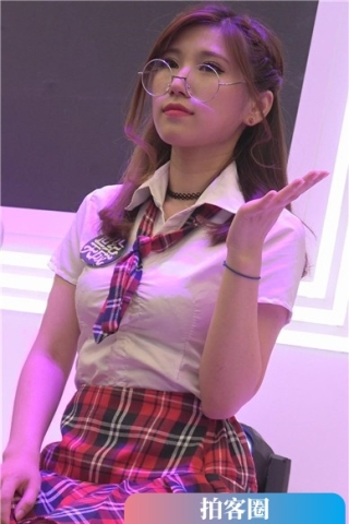 查看完整内容：甜美萝莉制服夸张眼镜小美女60159（视频版） - 共6张图片