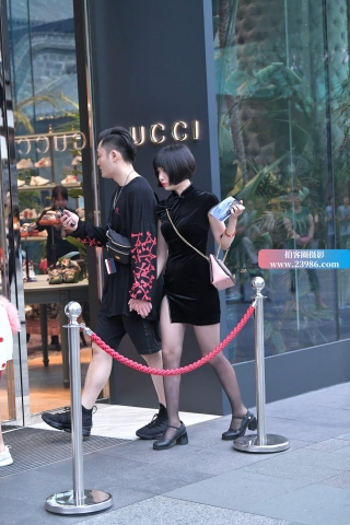 街拍黑丝黑裙短发美眉