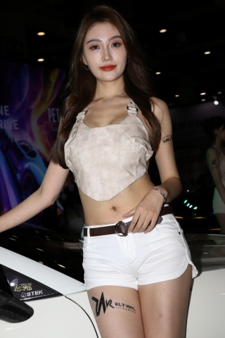 米色肚兜 白色热裤（完整版）