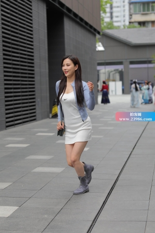 街拍气质的短裙短靴美眉