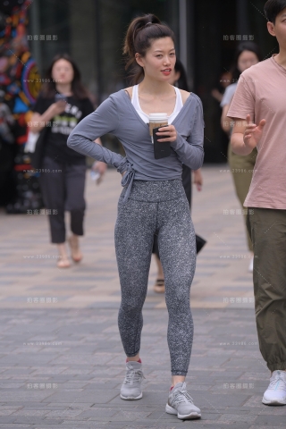 【街拍之魂赛帖】喝咖啡的紧身裤美女