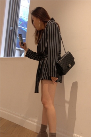 4K - 非常有气质的街拍美腿条纹裙美女姐姐 [1.71 GB/MP4]（视频版）